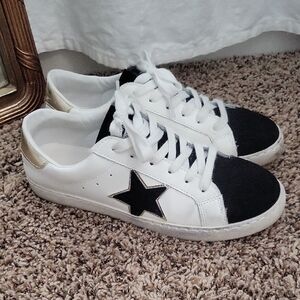 Chic Star-Patterned Sneakers with Gold Detail